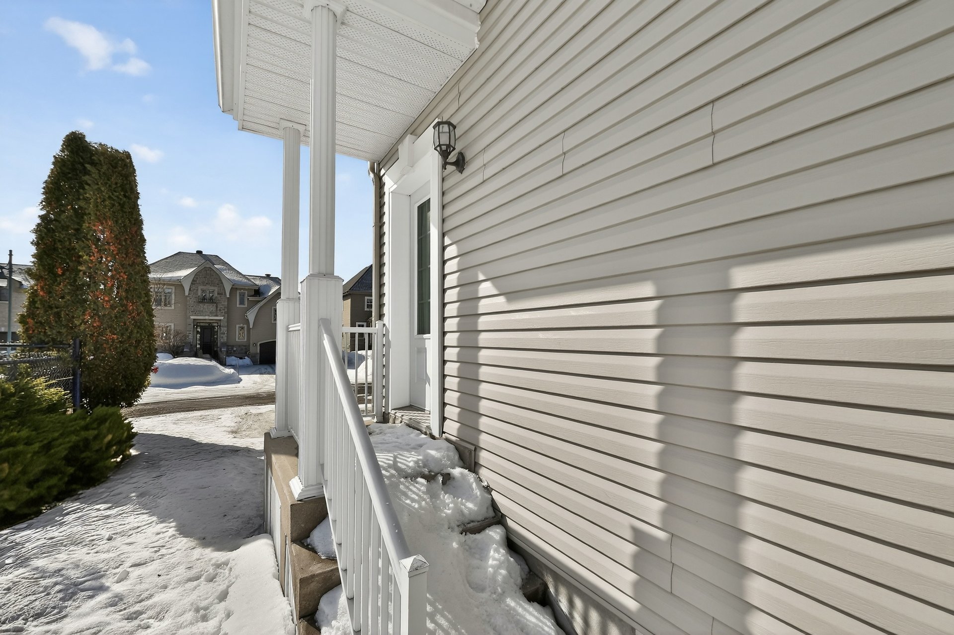 Donne sur le 2e salon rdc. Plusieurs possibilités