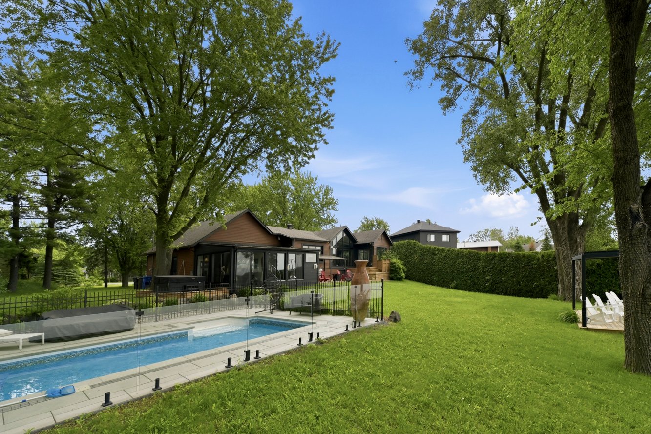 Terrain de plus de 33 000 pi²