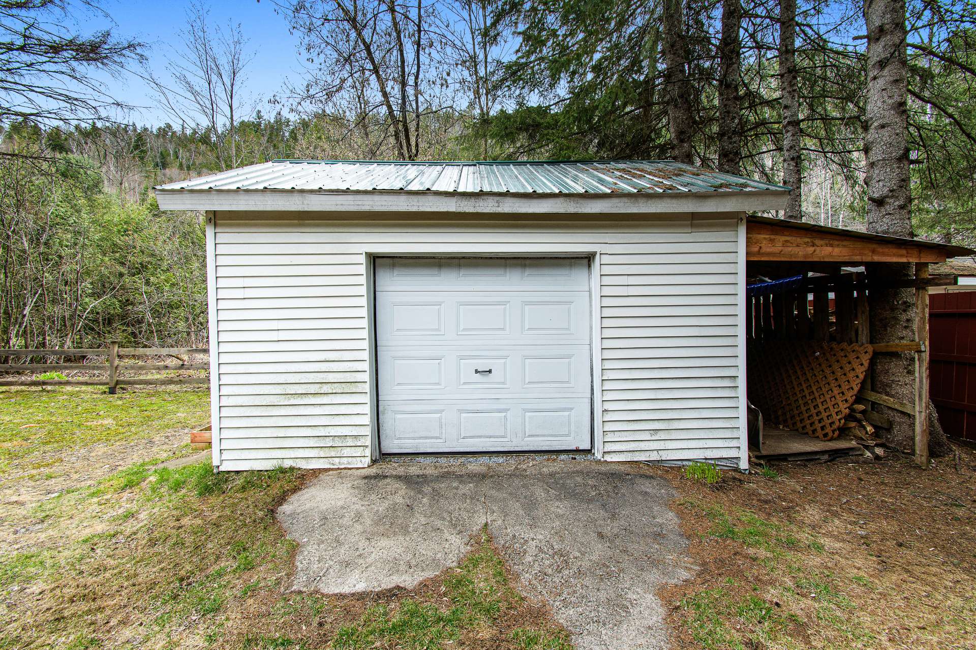 Cabanon avec porte style garage