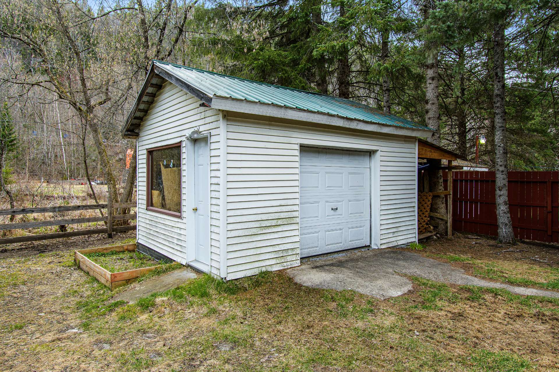 Cabanon avec porte style garage
