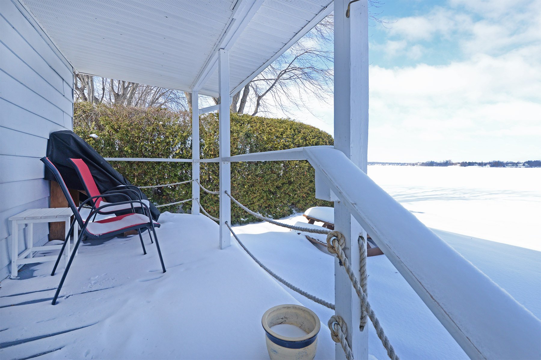 Galerie arrière et vue sur l'eau.