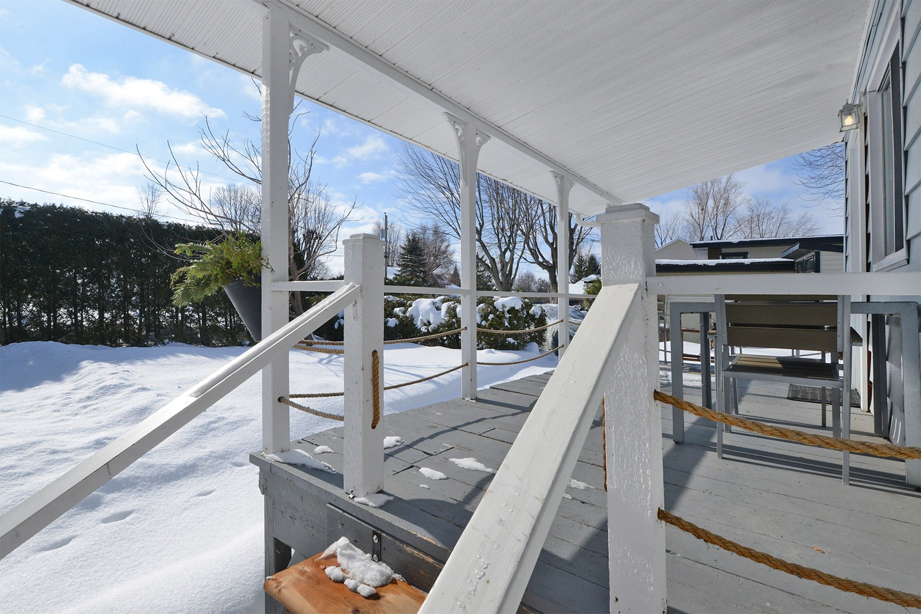 Entrée principale et terrasse avant.