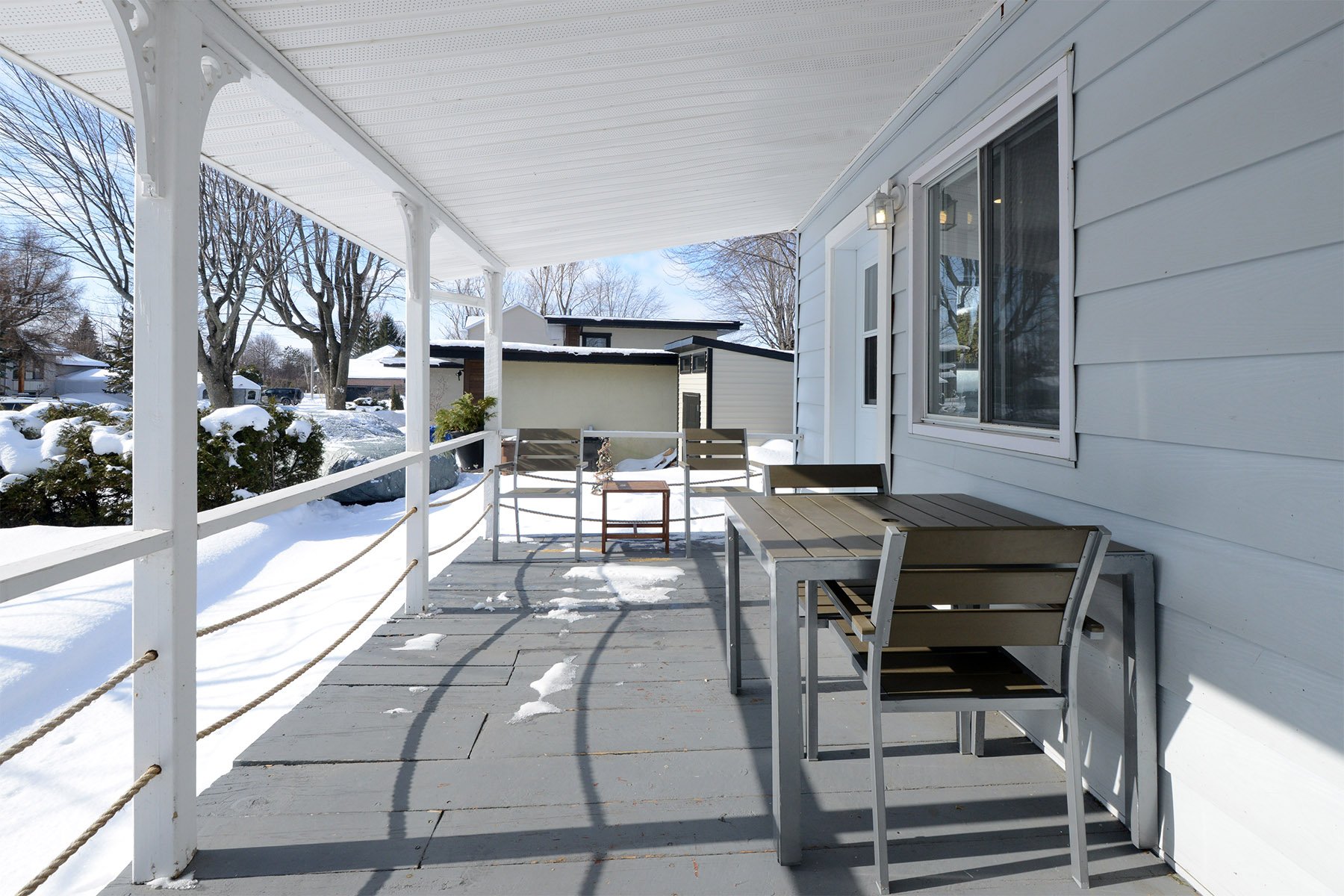 Entrée avant et terrasse.