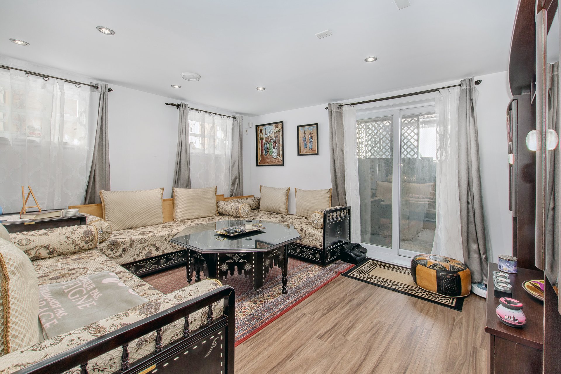 salon, sortie extérieure