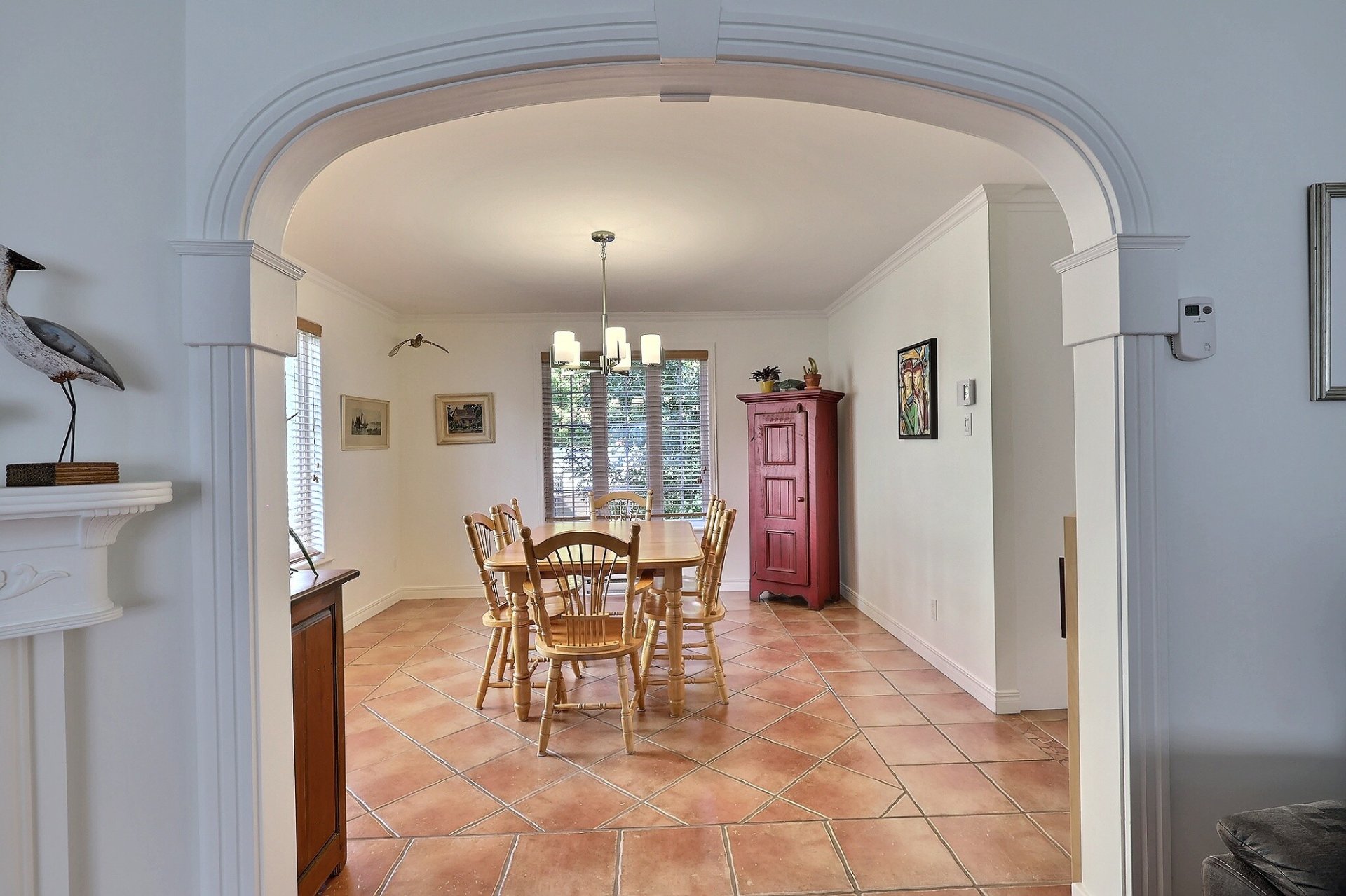 salle à m.lumineuse avec 2 grandes fenêtres