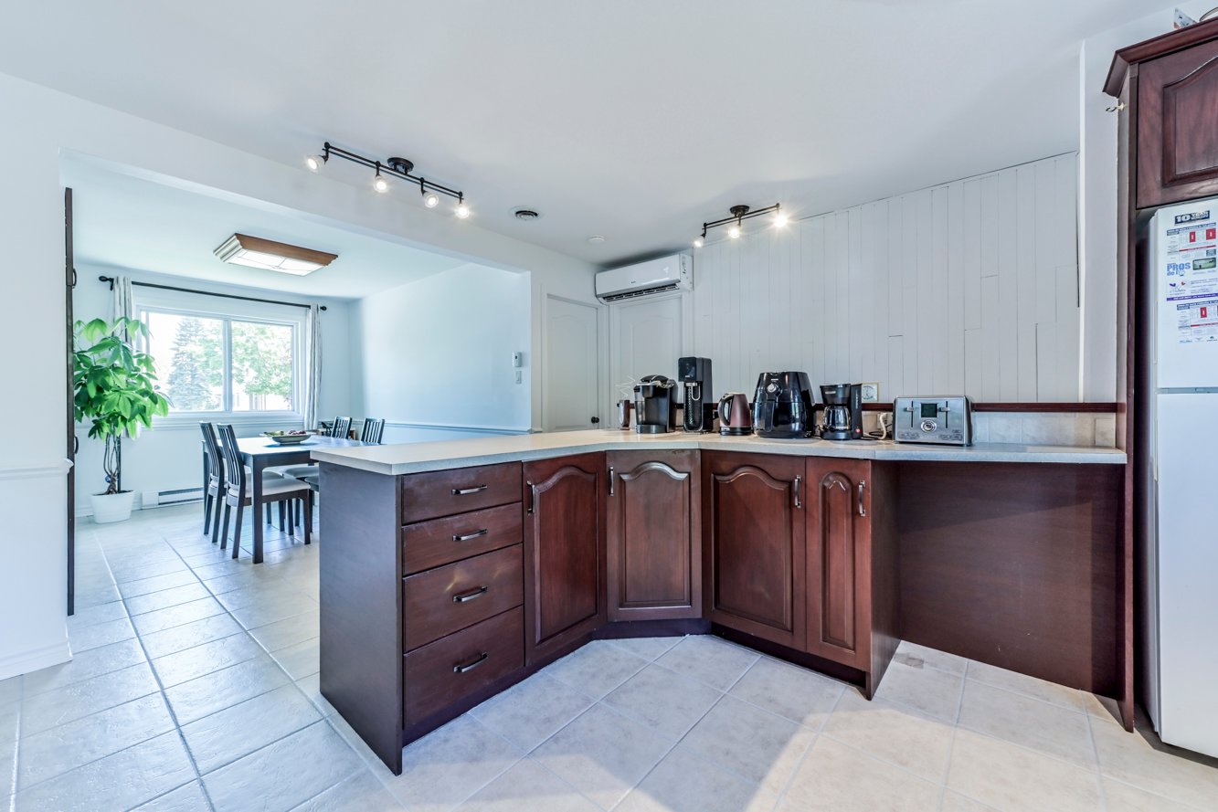 Beaucoup d'espace de comptoir & armoires