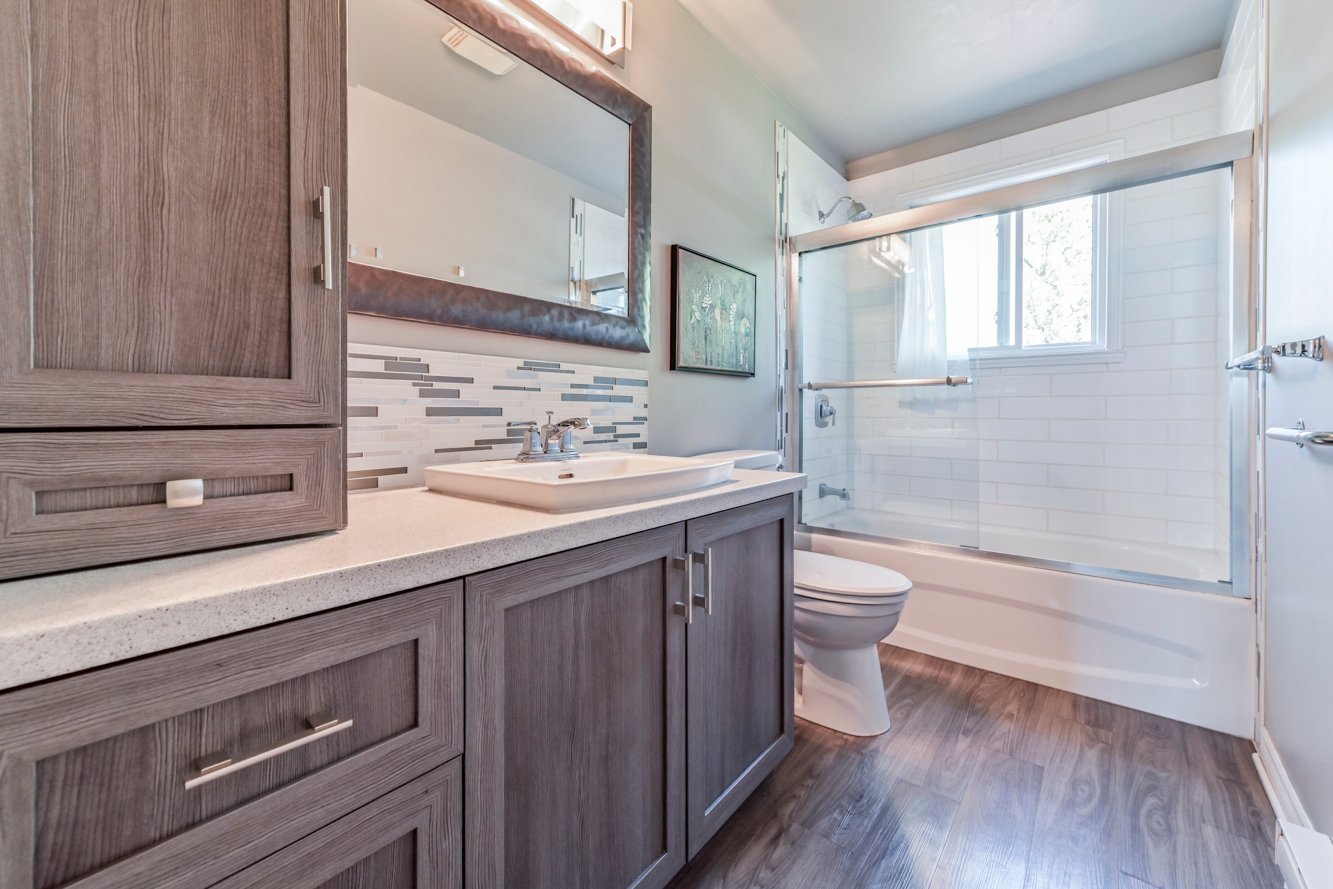 Bain-douche & vanité avec rangement