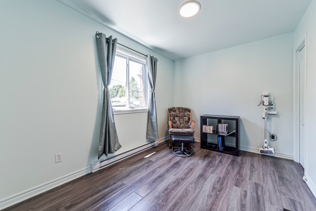 3e chambre sur l'étage, avec garde-robe