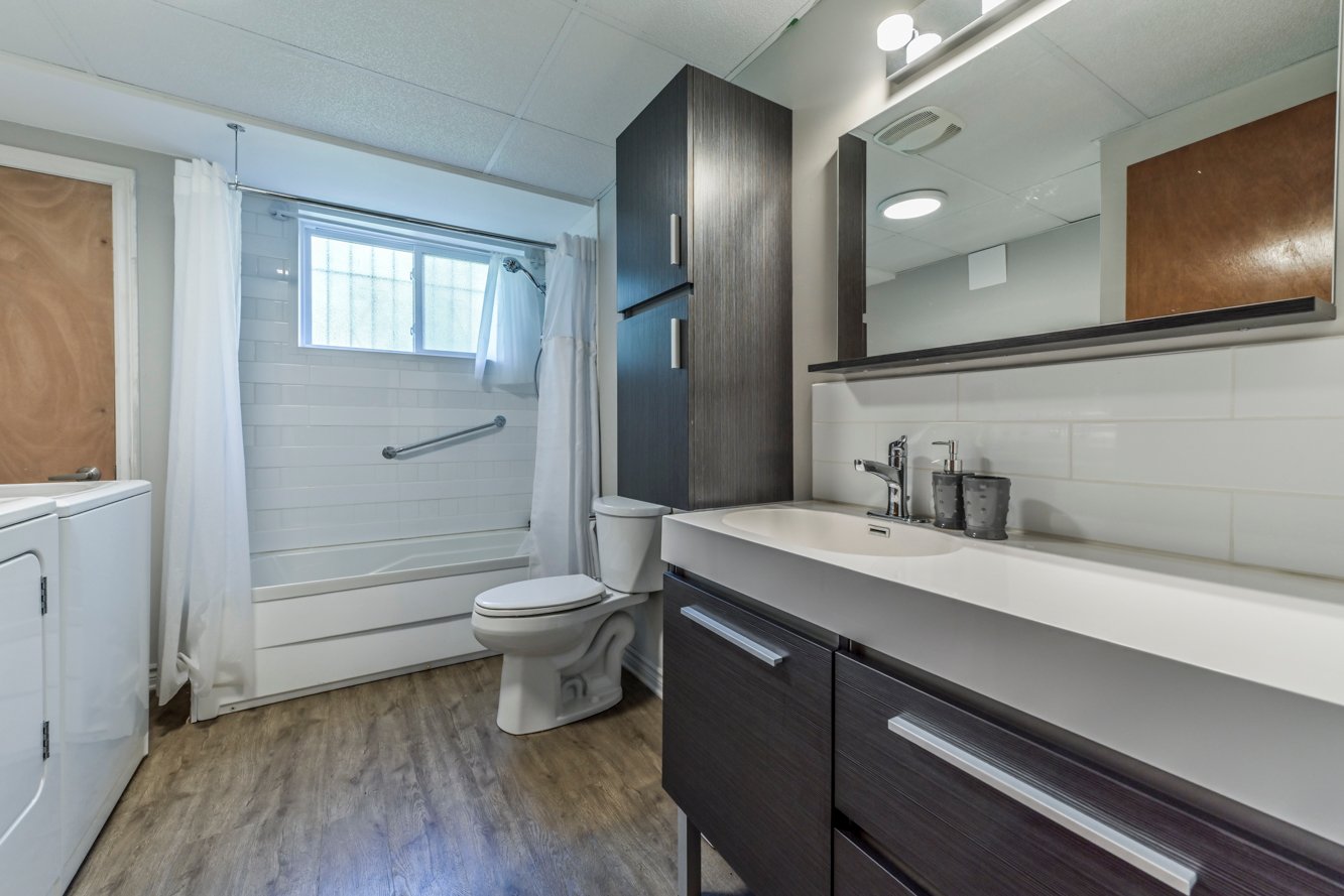 Bain-douche & vanité avec rangement