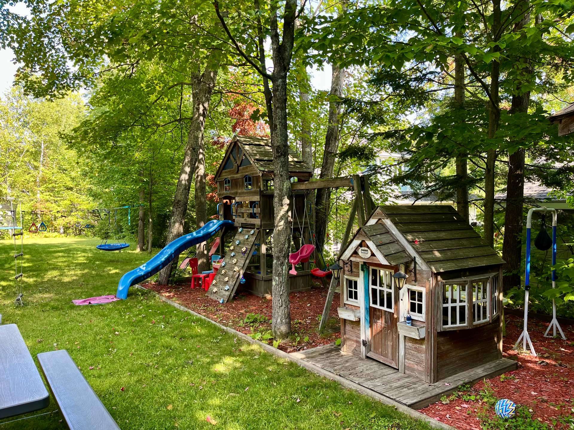 Maisonnette et jeux d'enfants