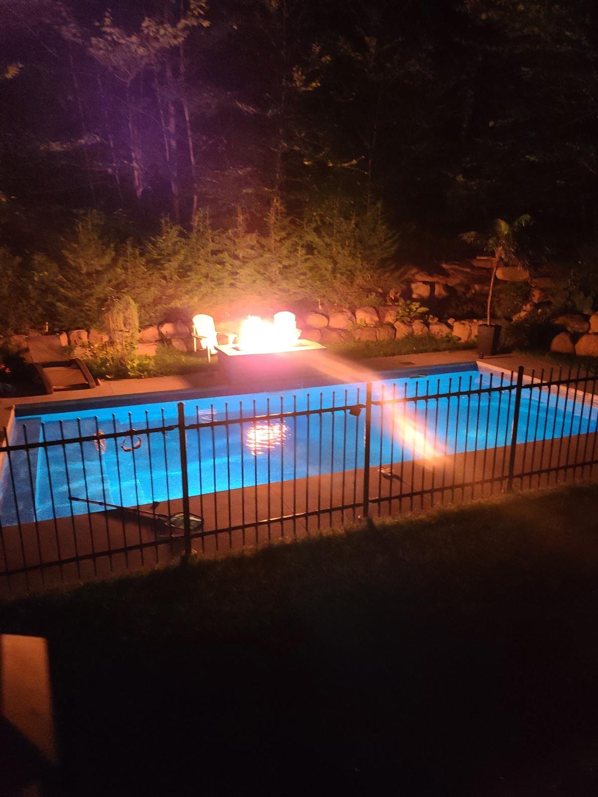 Table de feu Napoléon en bordure de la piscine