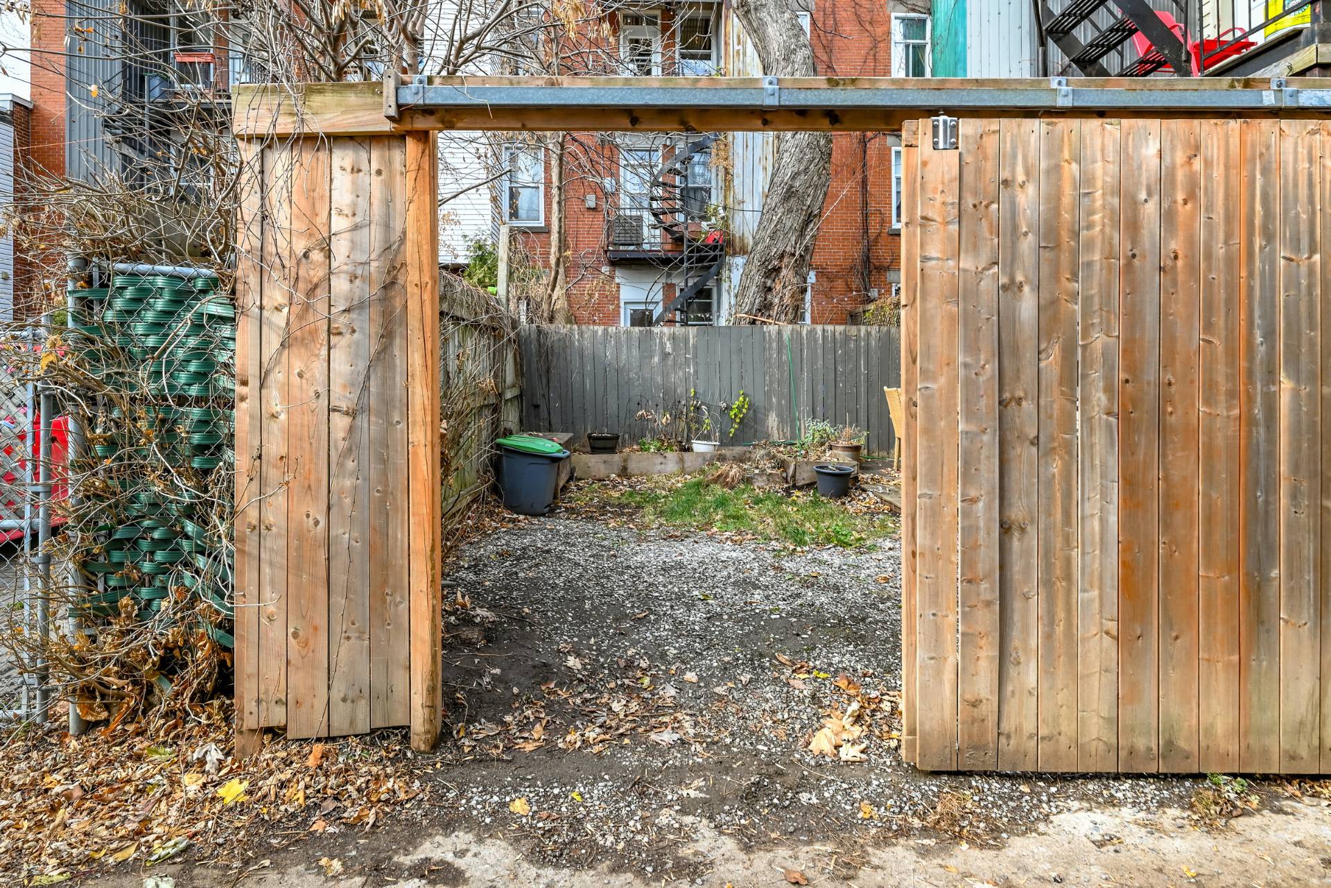 Accès cour/stationnement