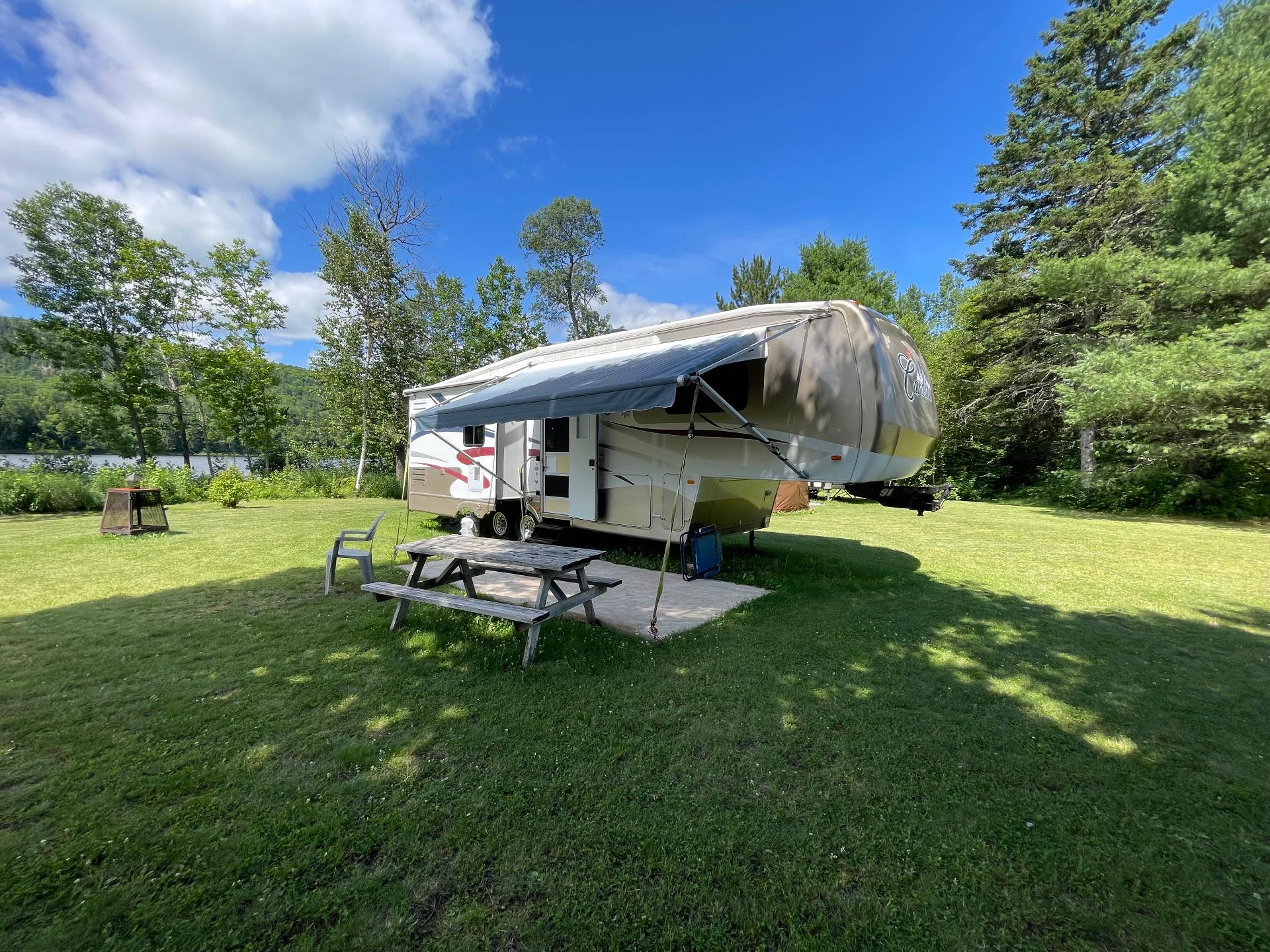 8 emplacements 3 services