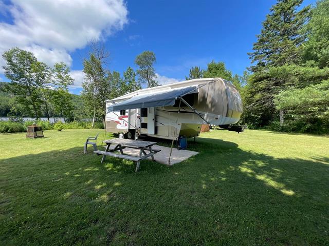 8 emplacements 3 services