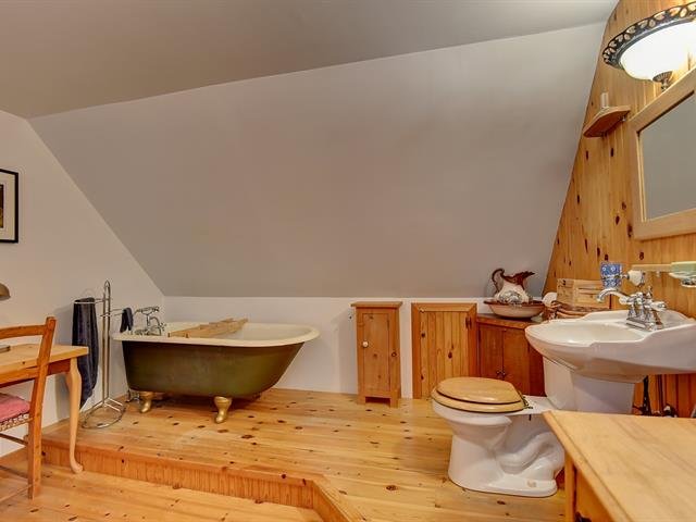 1e étage avec salle de bain