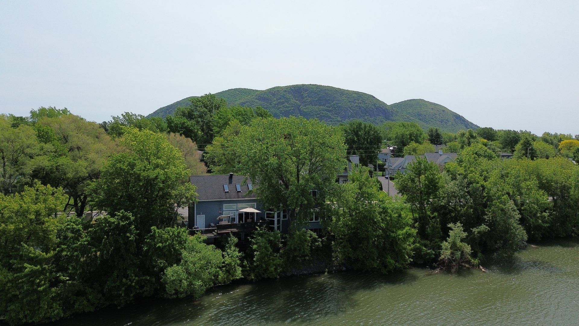 Une propriété entre rivière et montagne