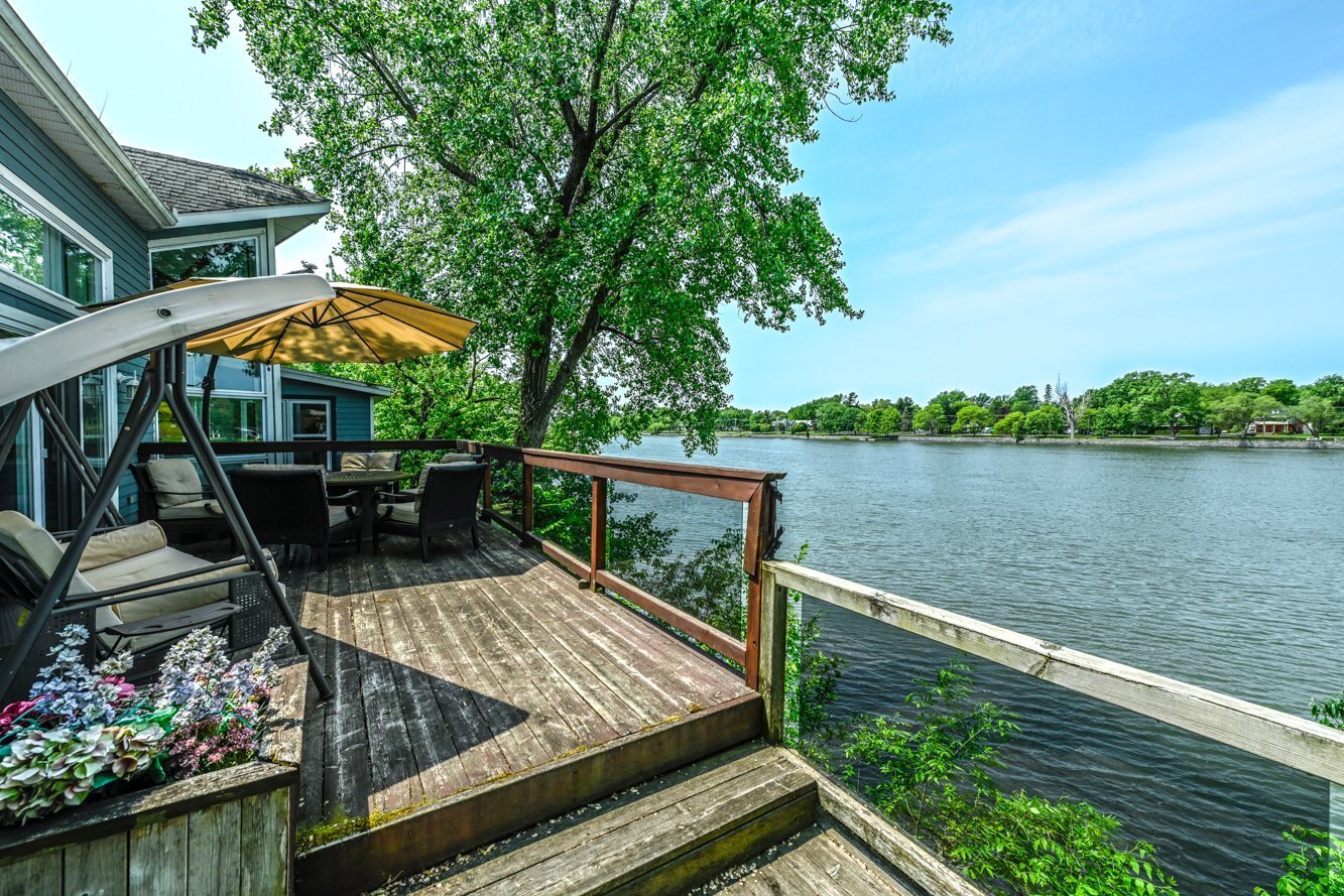 Grande terrasse sur l'eau pour chaque maison