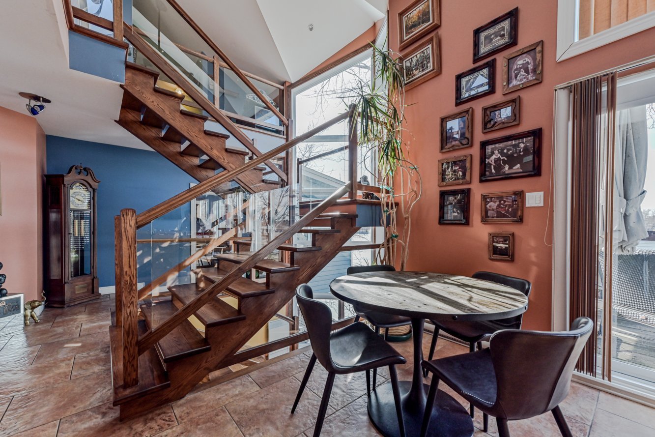 Superbe escalier ajouré avec vue sur l'eau