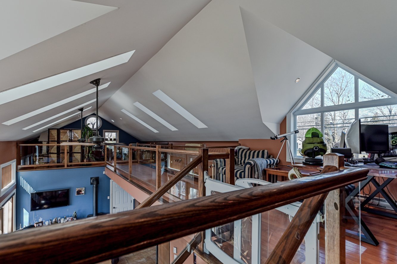 Pièce polyvalente: atelier, bureau, bibliothèque