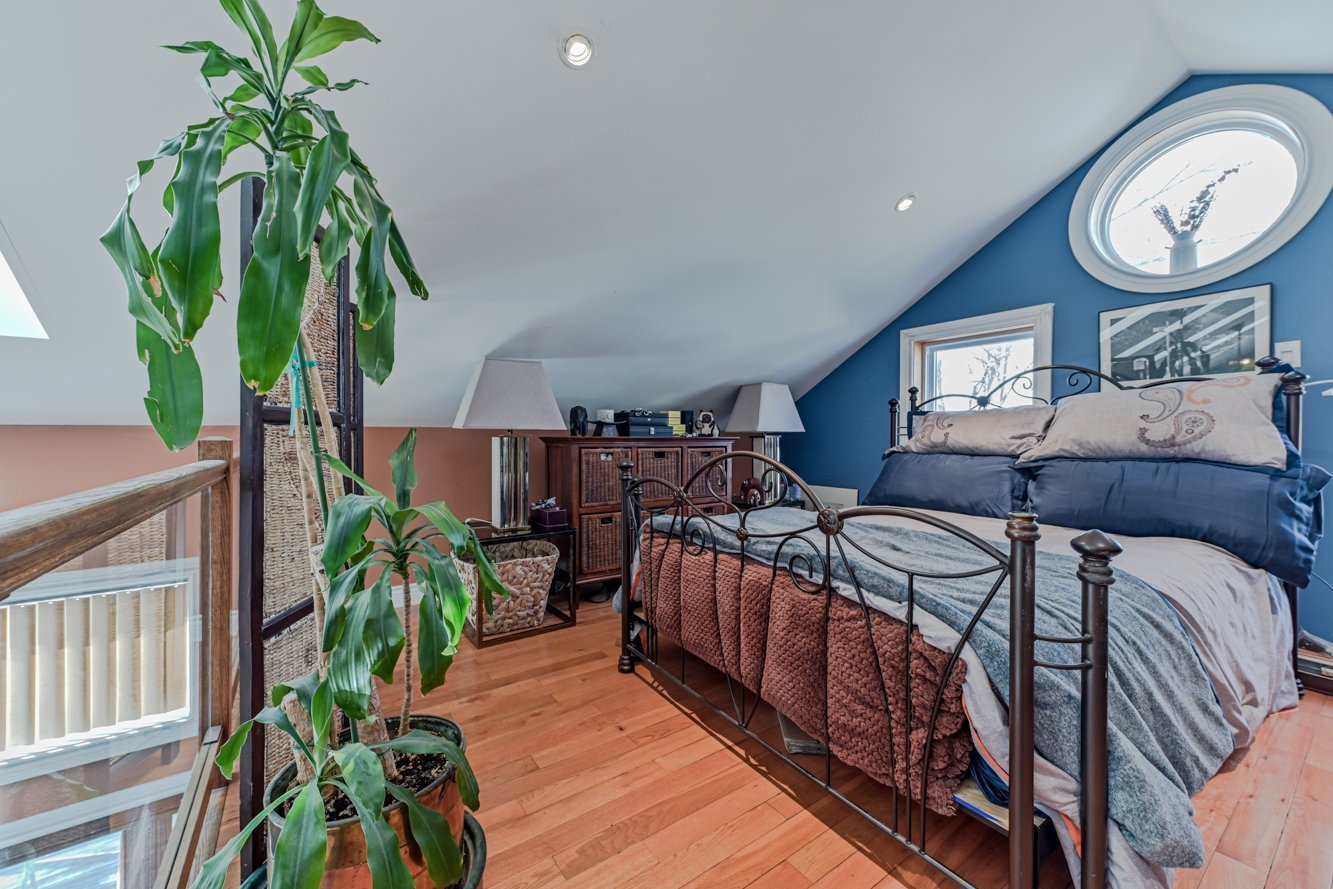 Au bout de la mezzanine, espace aménagé en chambre