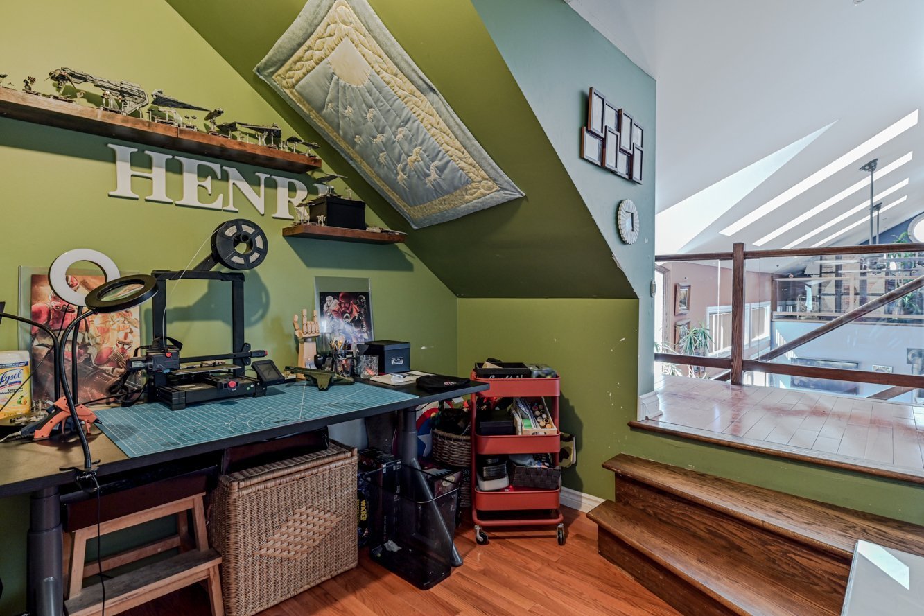 Dans cet espace, porte vers l'autre logement au 2e