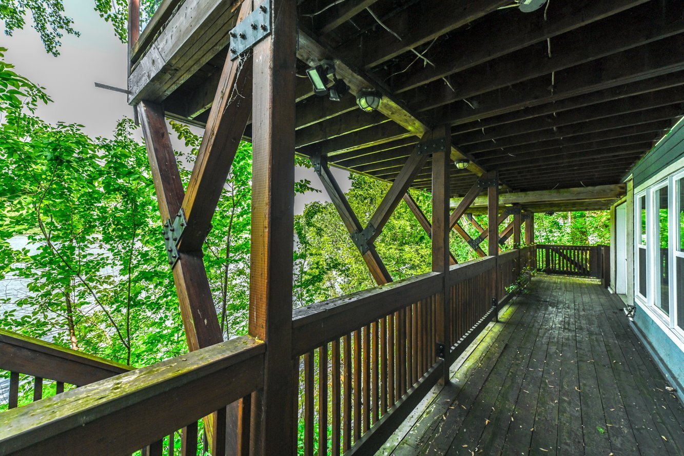 Grande galerie avec vue sur l'eau