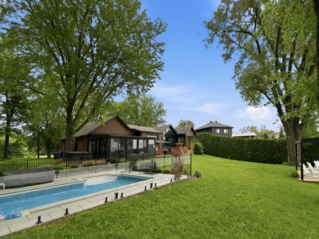 Terrain de plus de 33 000 pi²