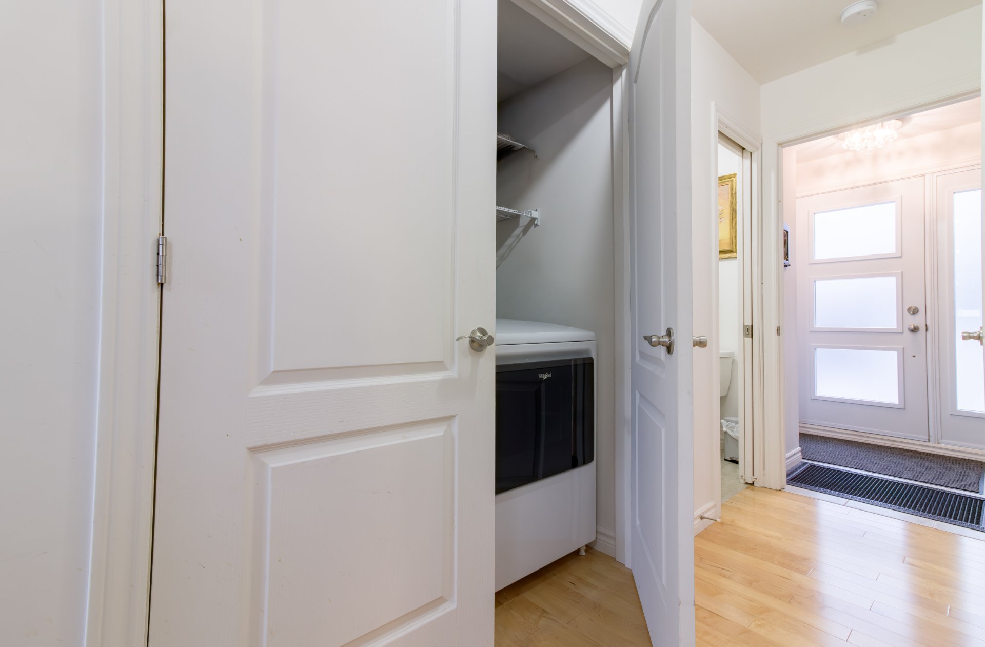 Corridor, installation laveuse et sécheuse.