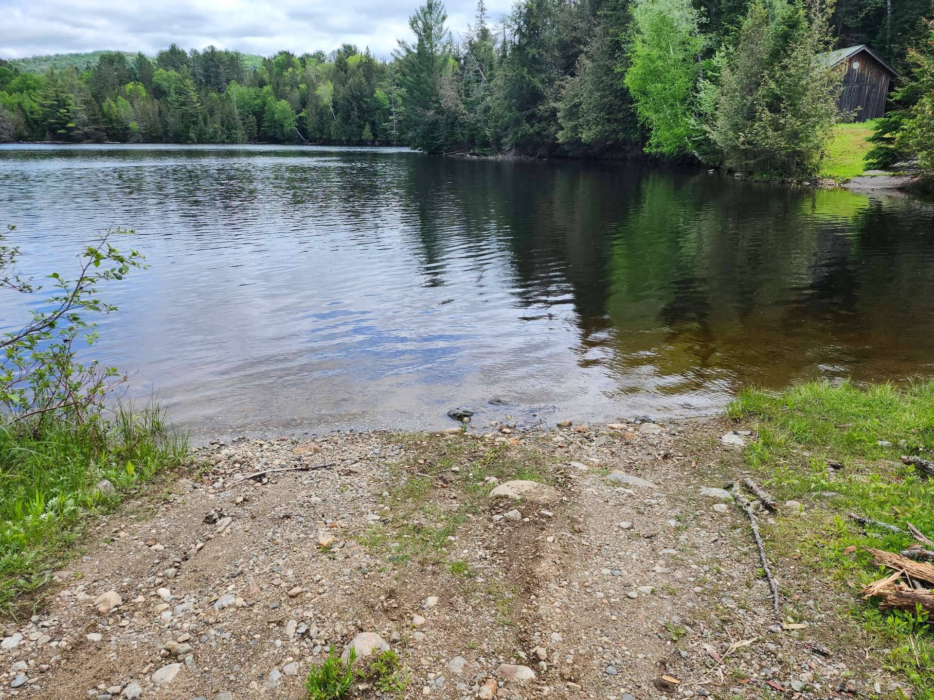 Accès au plan d'eau