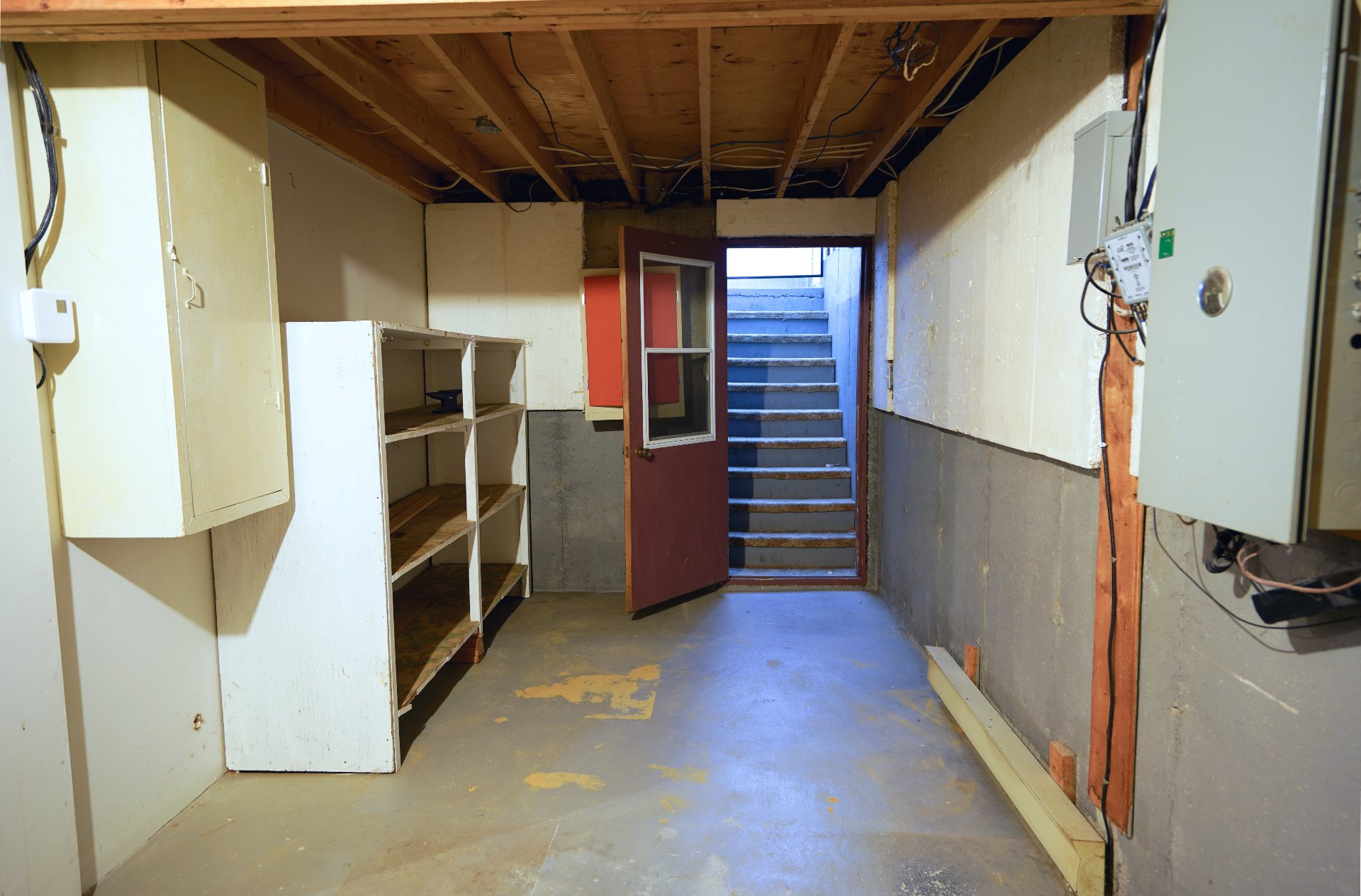 Escalier intérieur menant au garage.