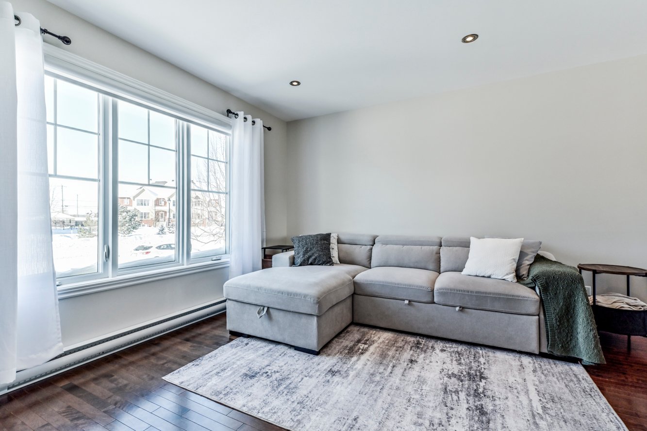 Grande fenêtre, belle luminosité naturelle