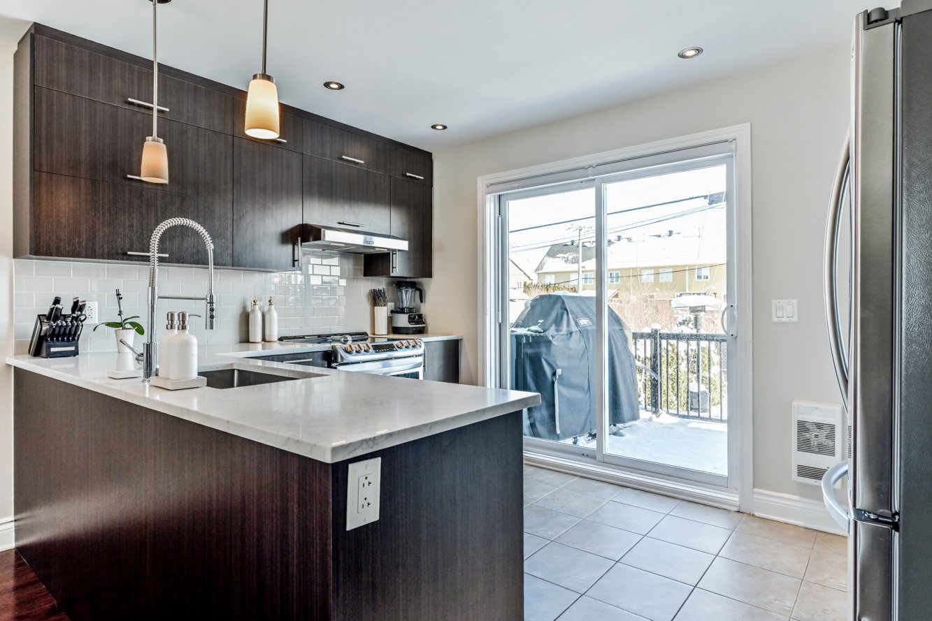 Comptoir de quartz, armoires jusqu'au plafond