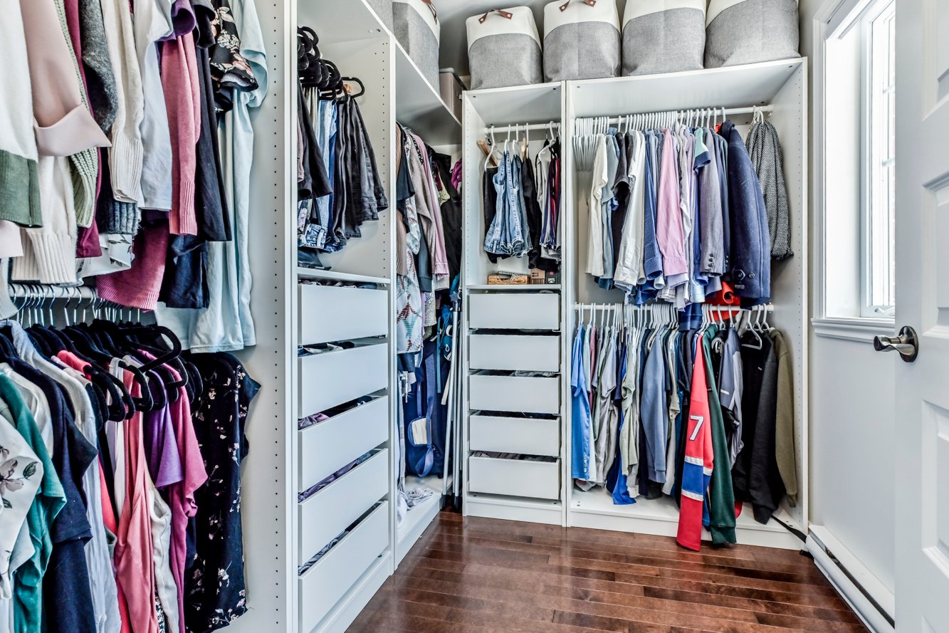 Dans la chambre des maîtres, rangement inclus