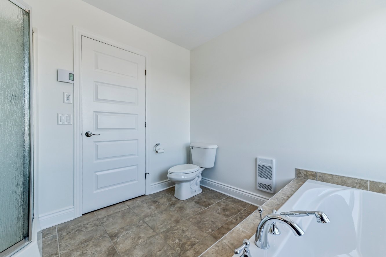 Pièce de belle dimension pour le bain des enfants