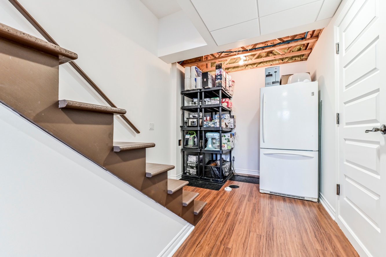 Espace idéal pour 2e frigo, poss. de fermer