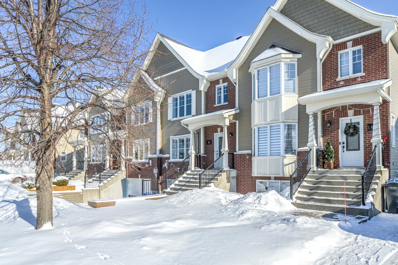 Rue en croissant tranquille, garage intégré