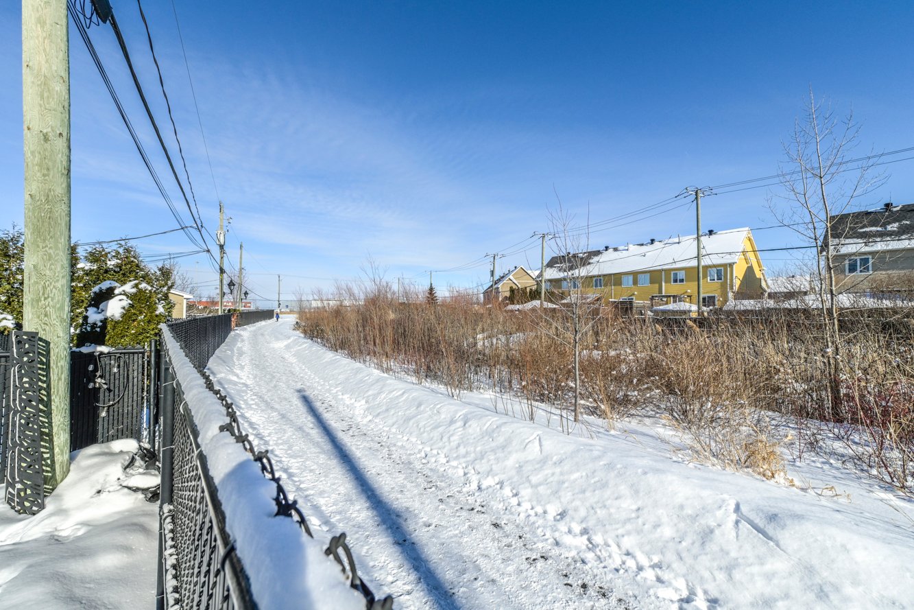 On y retrouve piste cyclable et piétonnière