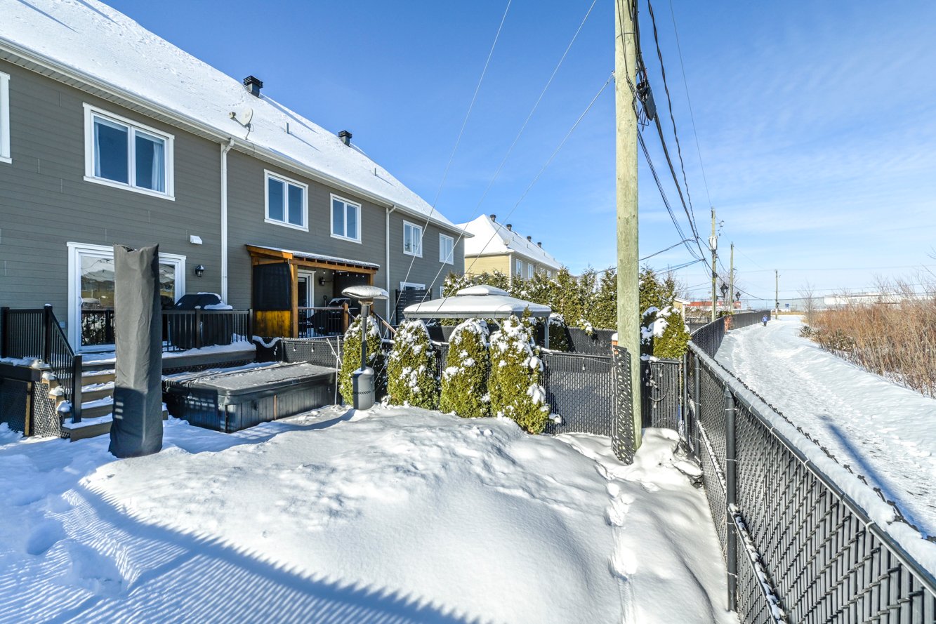 Il existe une servitude de passage avec le voisin