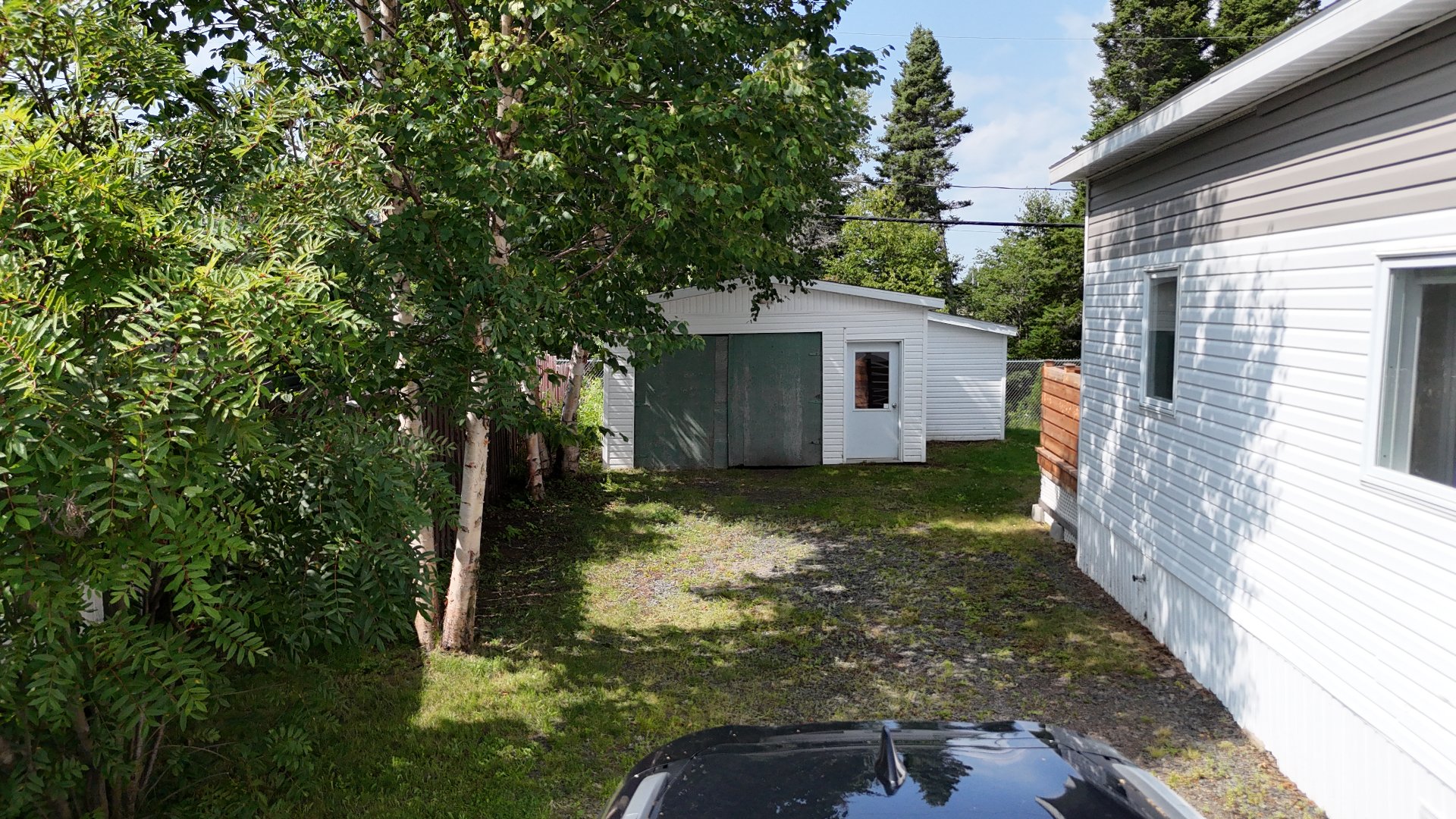 Côté avec vue garage