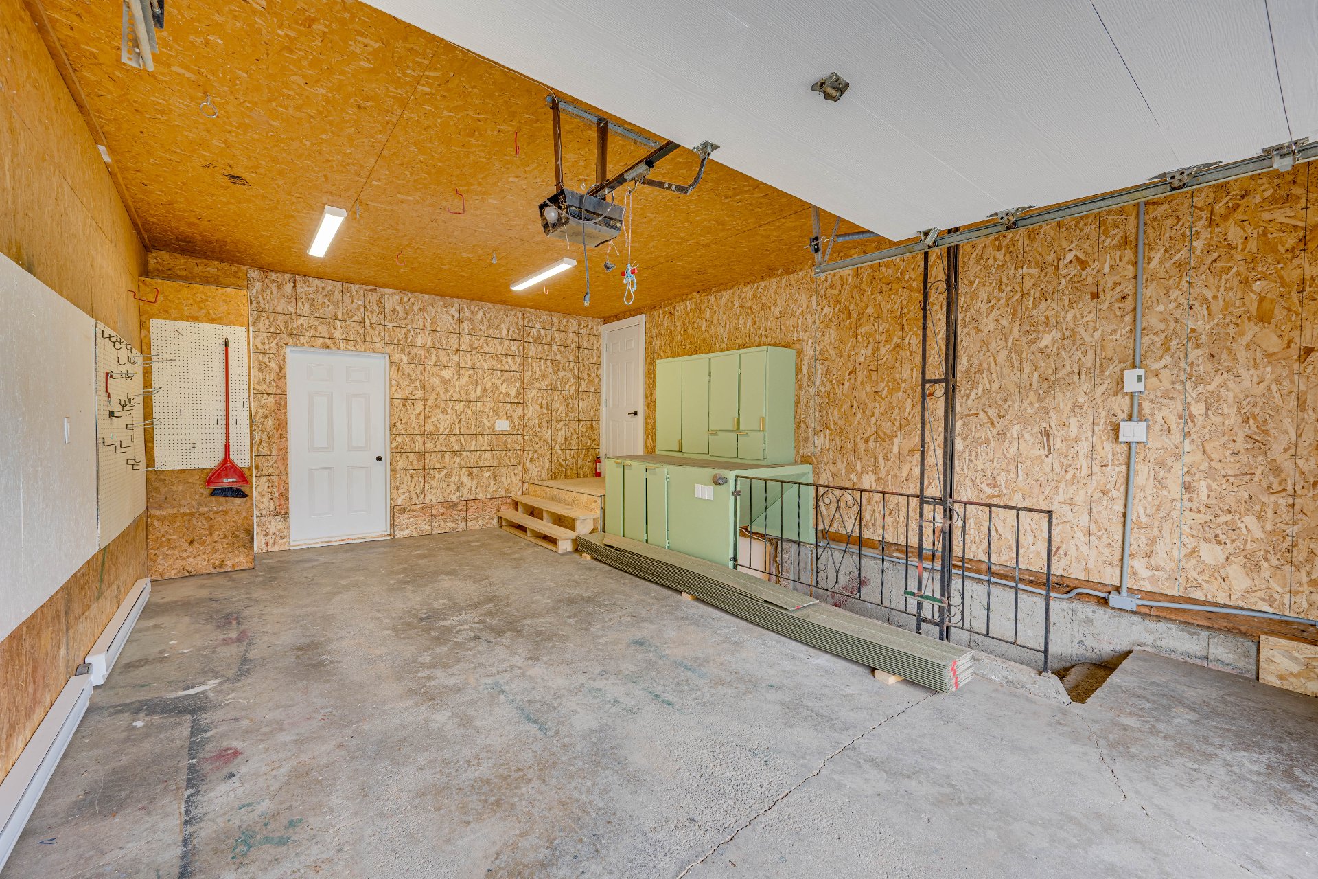 Accès à la maison via le garage