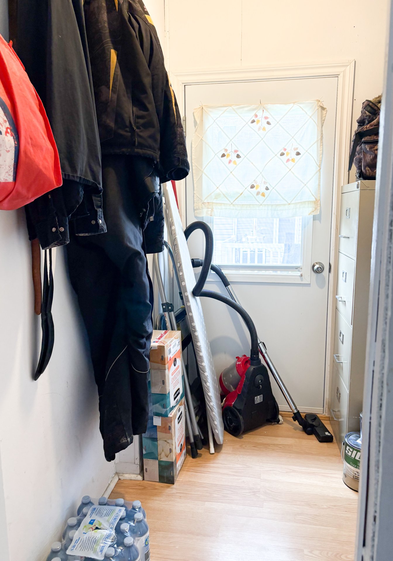 Chambre de rangement avec porte de secours