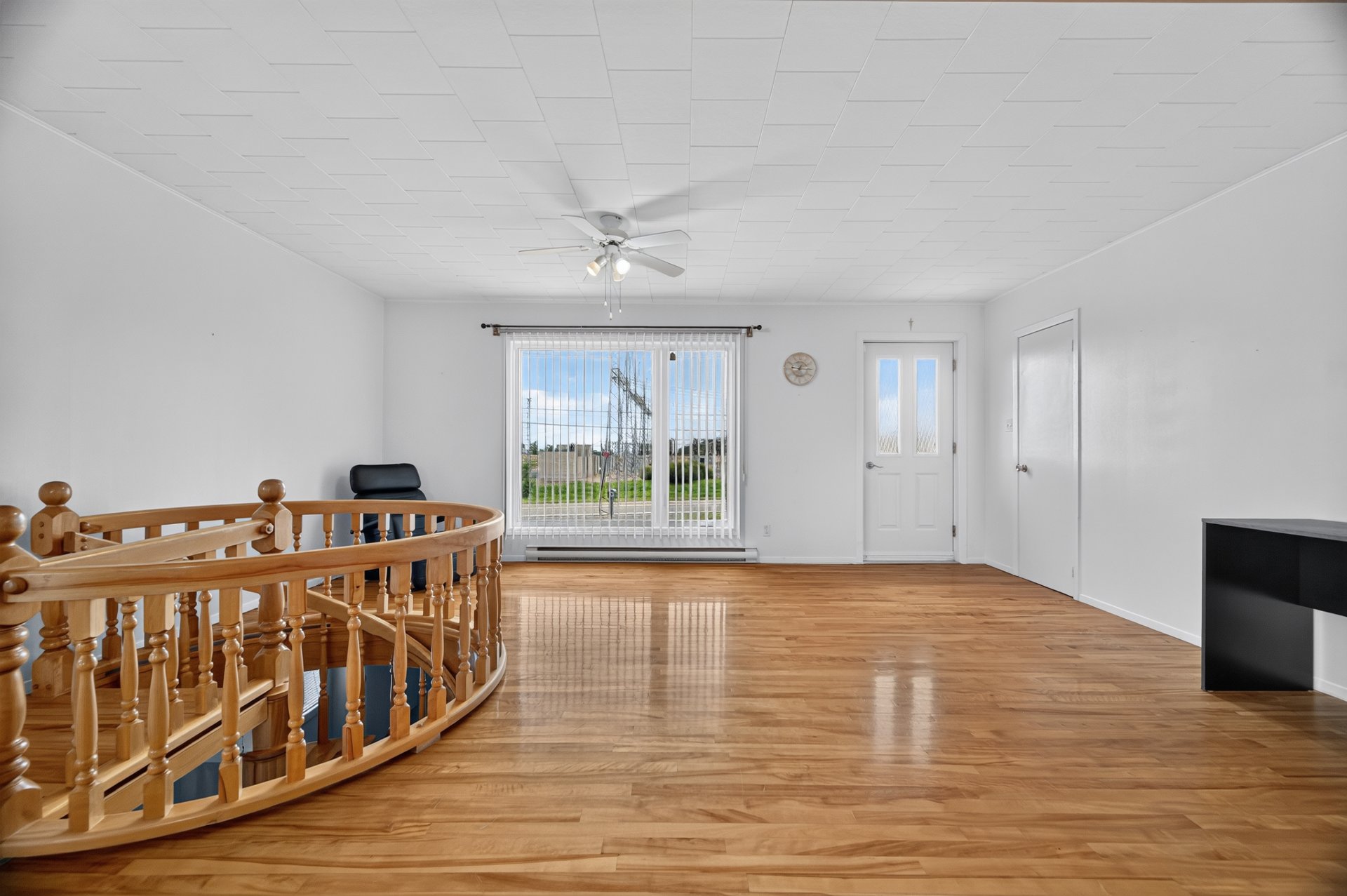 Salon avec son plancher de bois