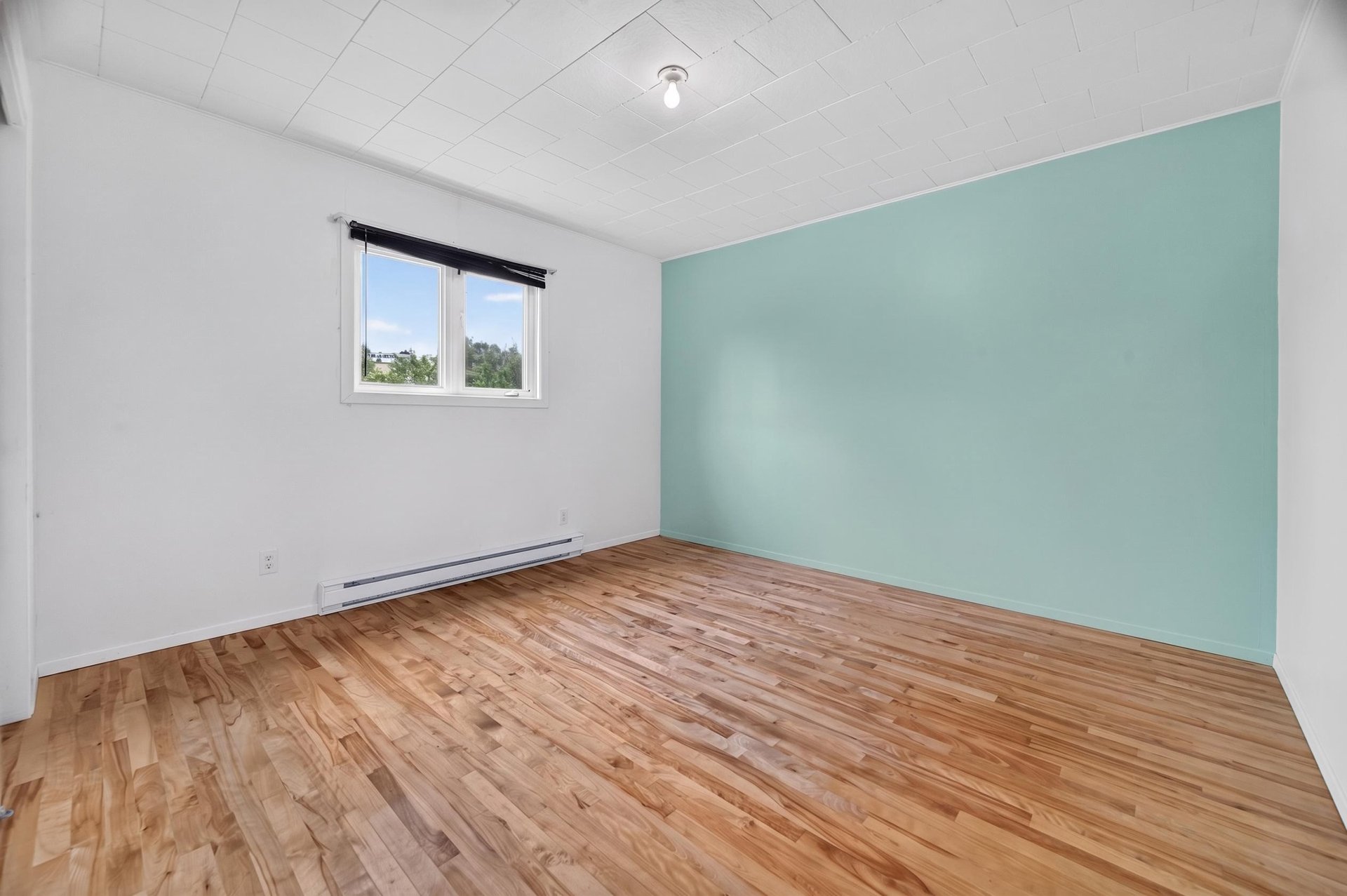 2e chambre à coucher avec plancher de bois