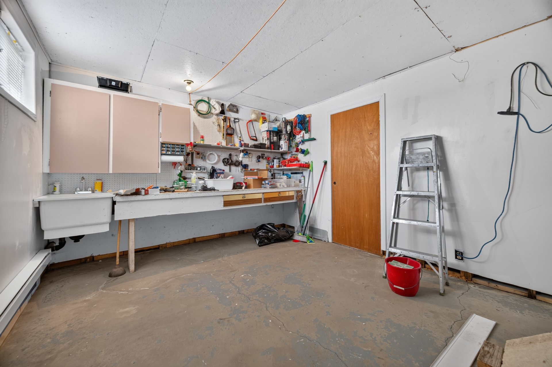 Bel espace atelier avec cuve de lavage
