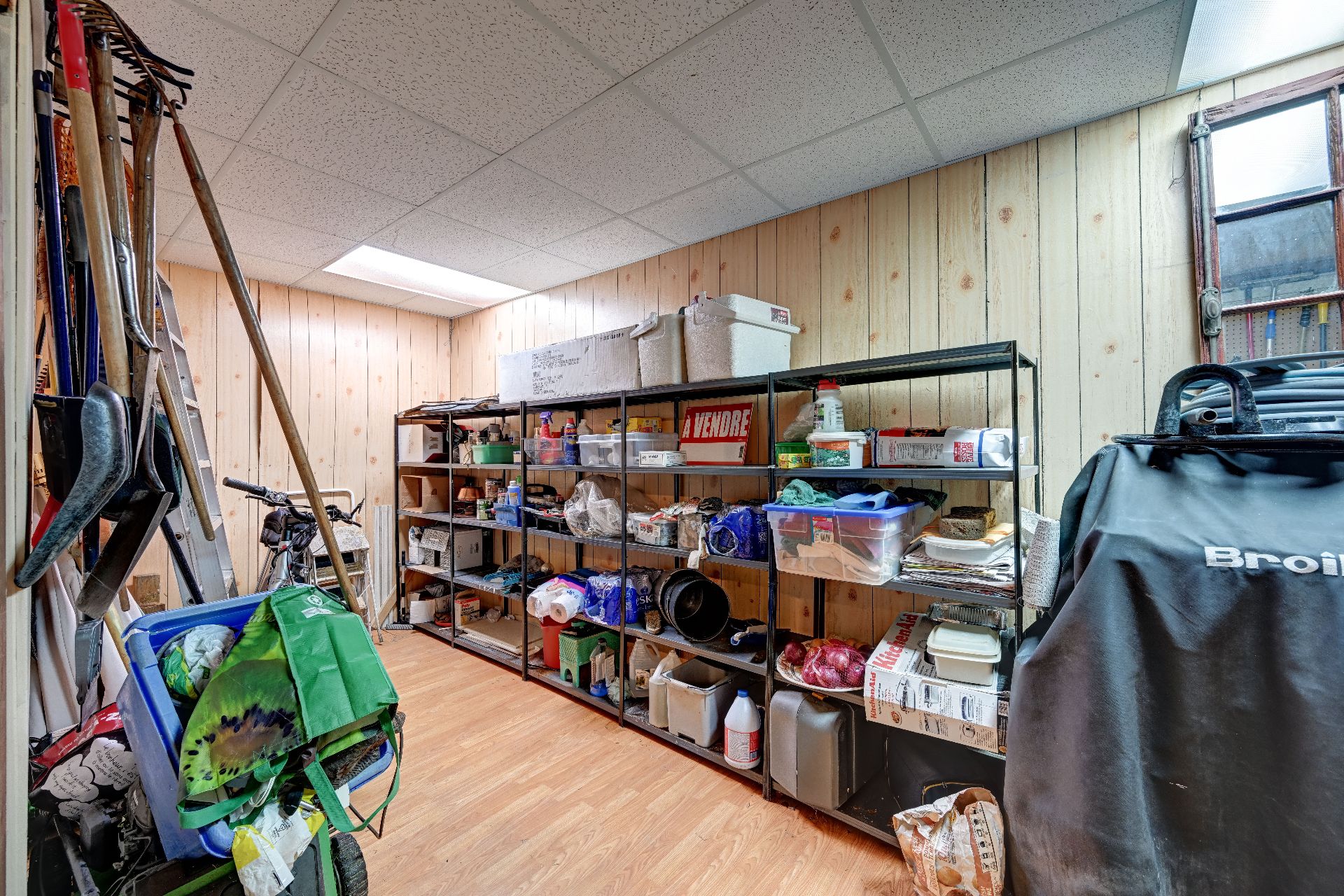 Attenant à la chambre à coucher au sous-sol