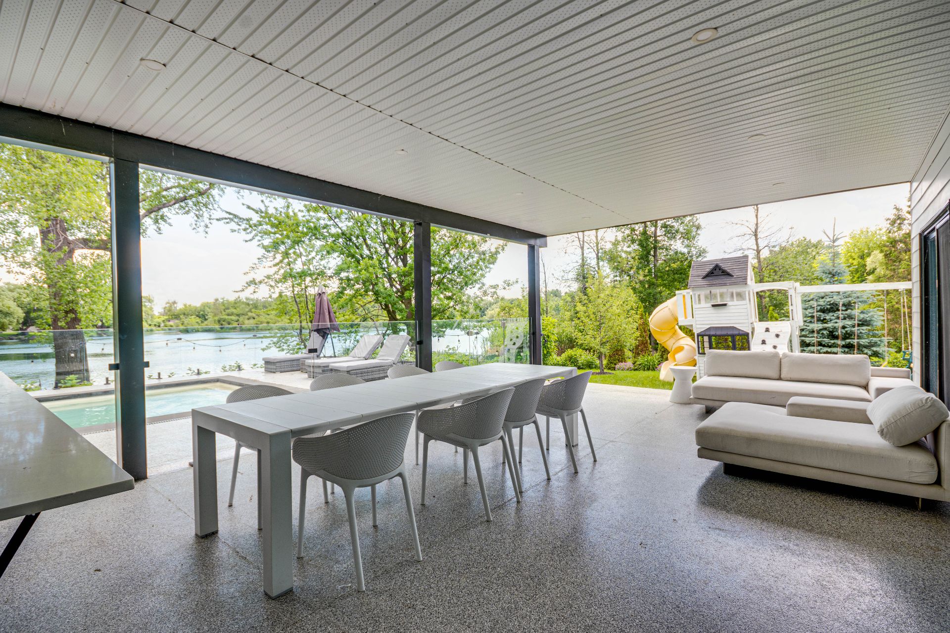 Covered terrace with outdoor kitchen