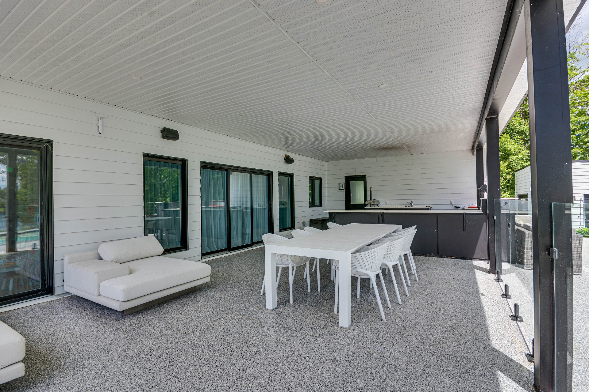 Covered terrace with outdoor kitchen