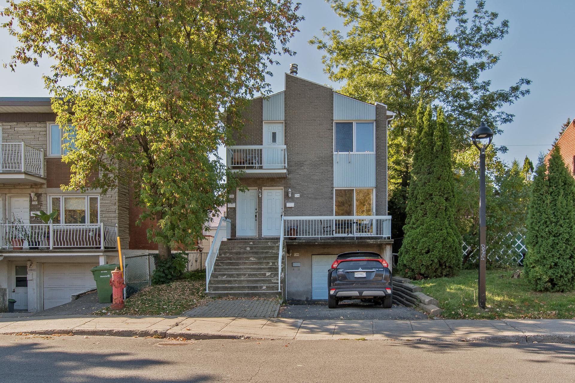 *immeuble est fait sur le long