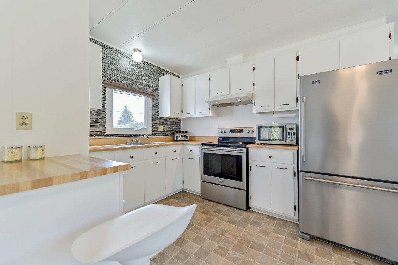 Cuisine avec nombreuses armoires