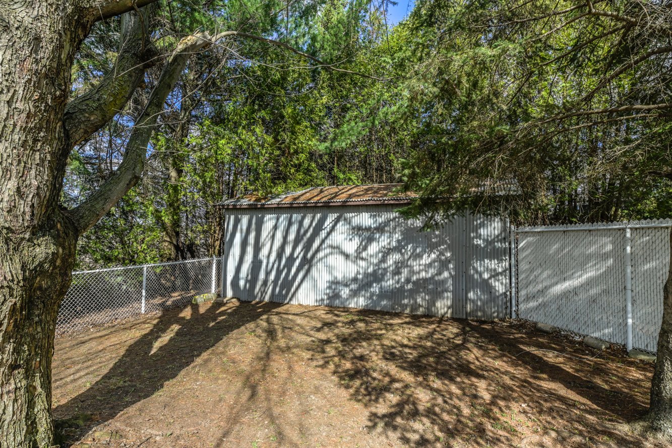 Cour arrière entièrement clôturée